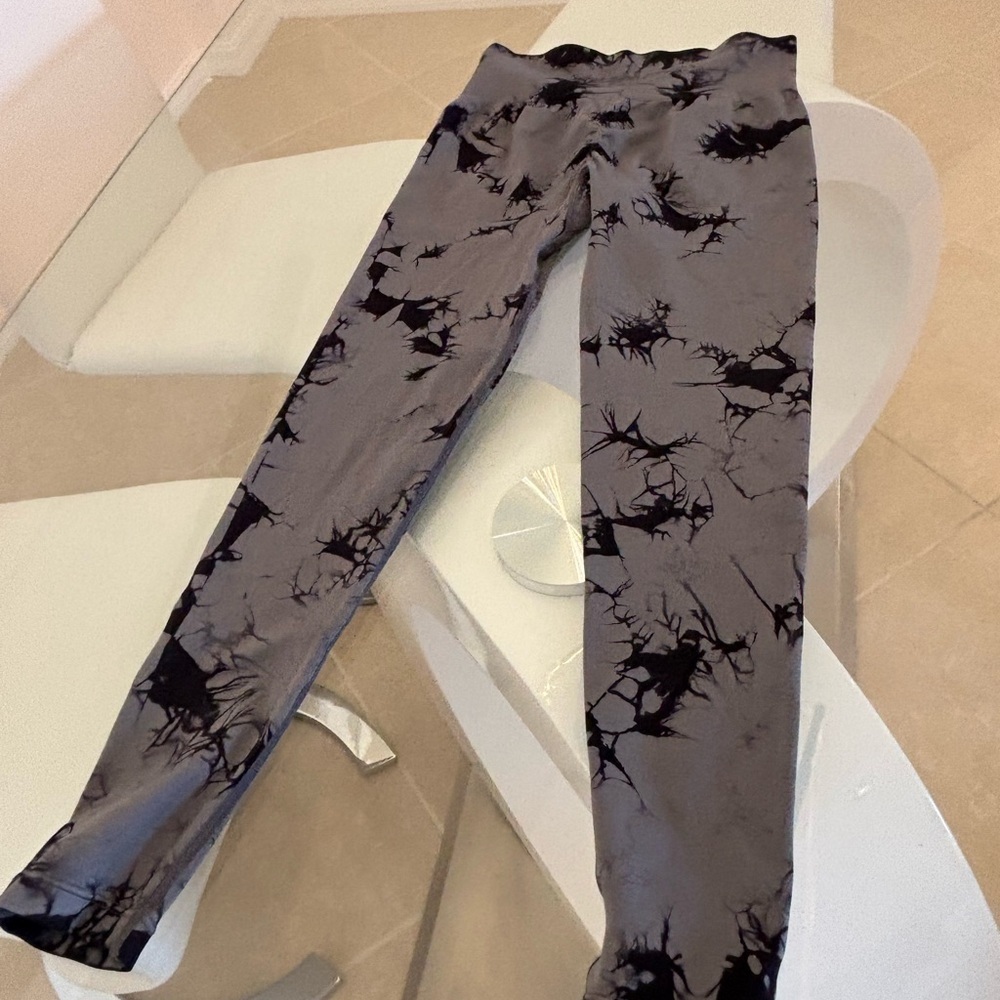 Black and Gray Patterned Leggings